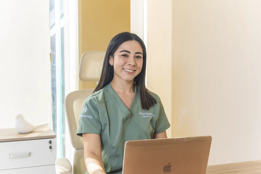 Nutrióloga de Harmonia Health Hub en consultorio